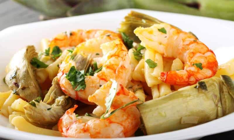 Alcachofas con gambas y pasta