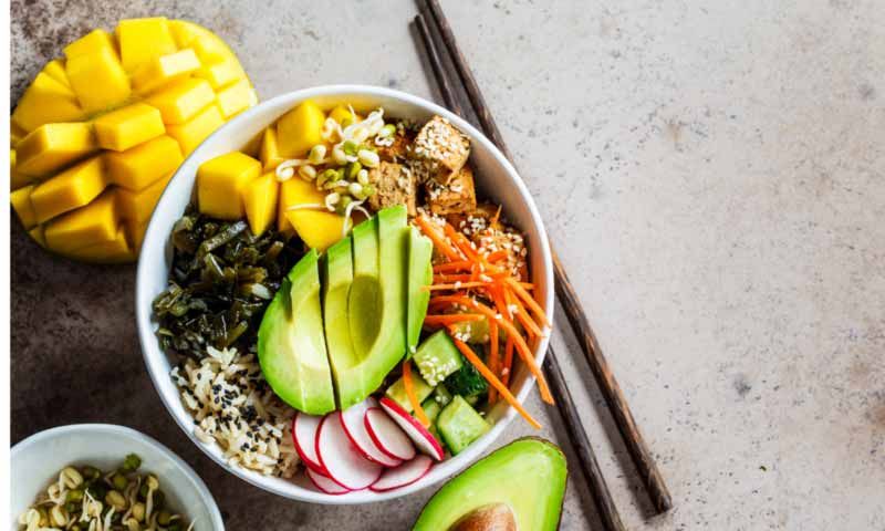 'Poke bowl' con arroz, aguacate, mango y tofu