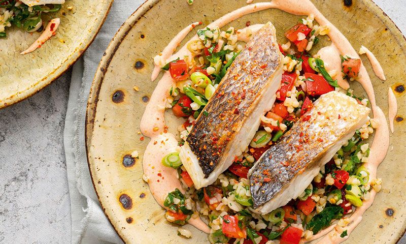 Besugo sobre tabulé con salsa de yogur y 'baharat'