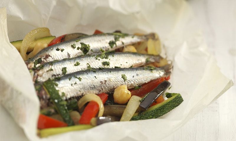 Sardinas con verduras y legumbres en papillote