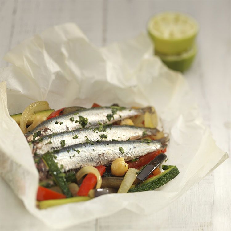 Sardinas con verduras y legumbres en papillote Sardinas con verduras y legumbres en papillote