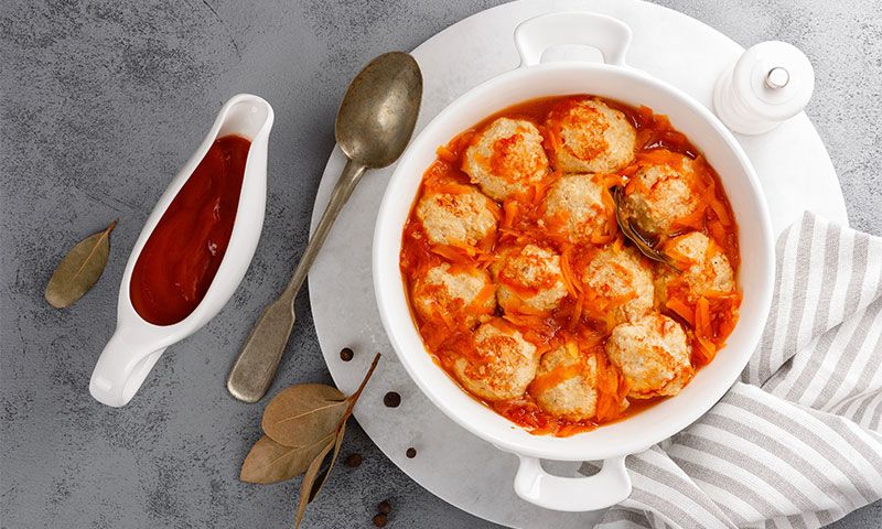 Albóndigas de merluza en salsa de tomate y zanahoria