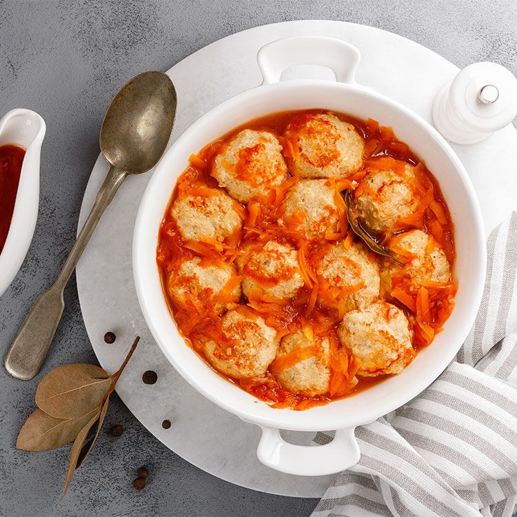 Albóndigas de merluza en salsa de tomate y zanahoria