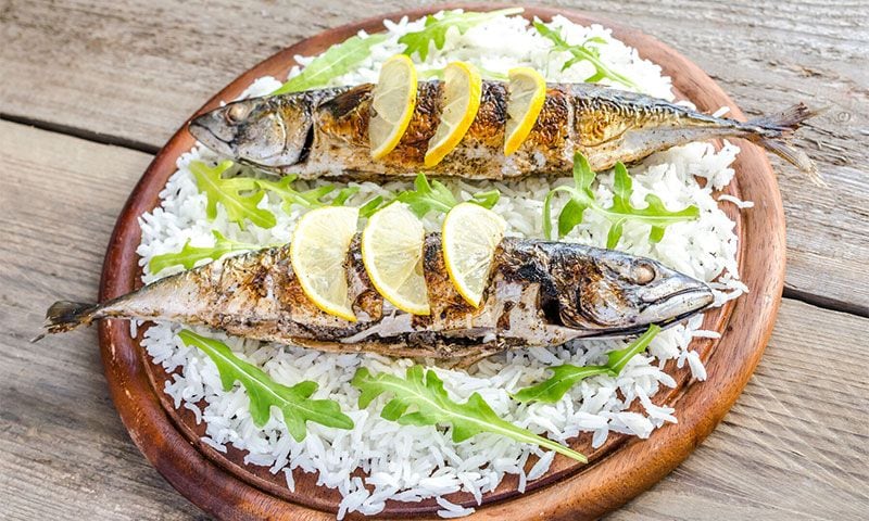 Caballa al grill con arroz basmati y rúcula