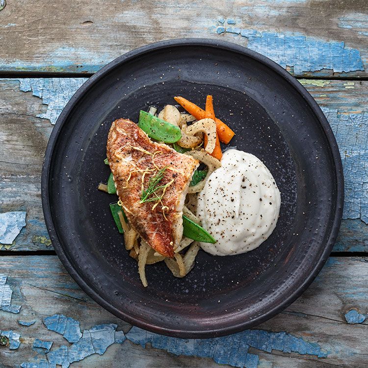 Cabracho con puré de alcachofas y verduras Cabracho con puré de alcachofas y verduras