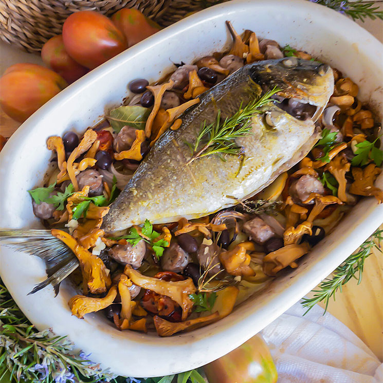 Dorada al horno con butifarra, setas y aceitunas