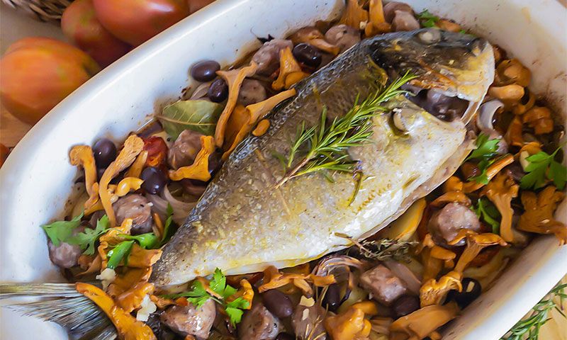 Dorada al horno con butifarra, setas y aceitunas