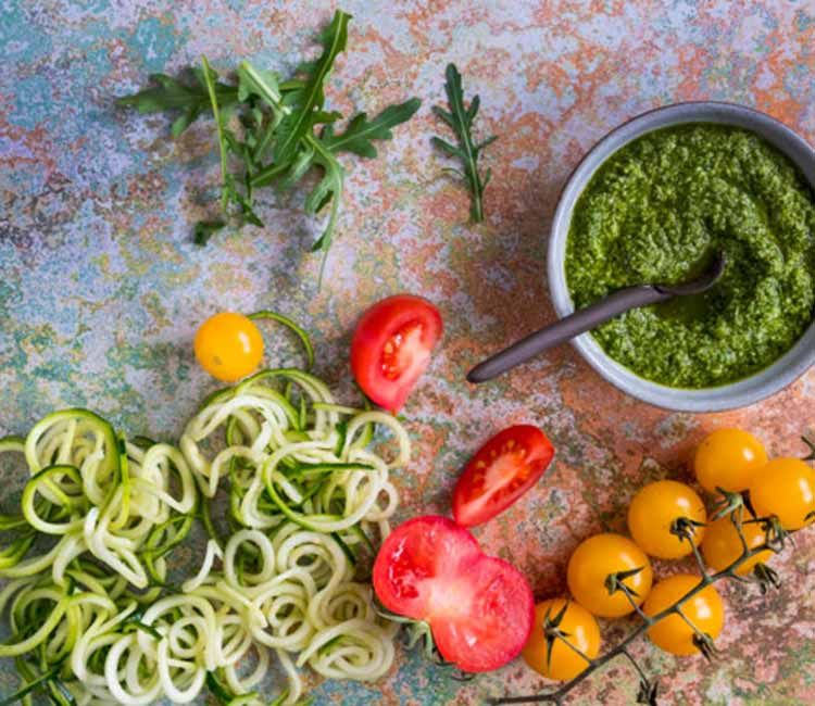 Espaguetis de calabacín con pesto Espaguetis de calabacín con pesto