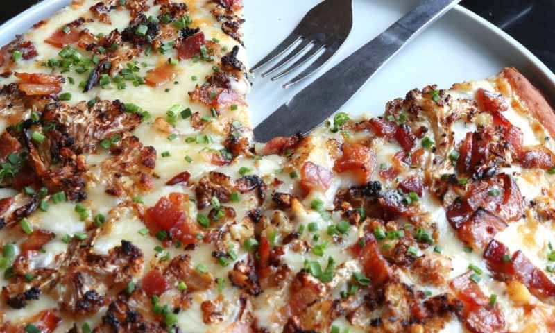 Pizza de coliflor con carne picada