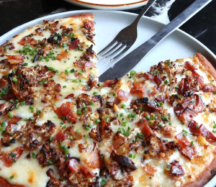 Pizza de coliflor con carne picada