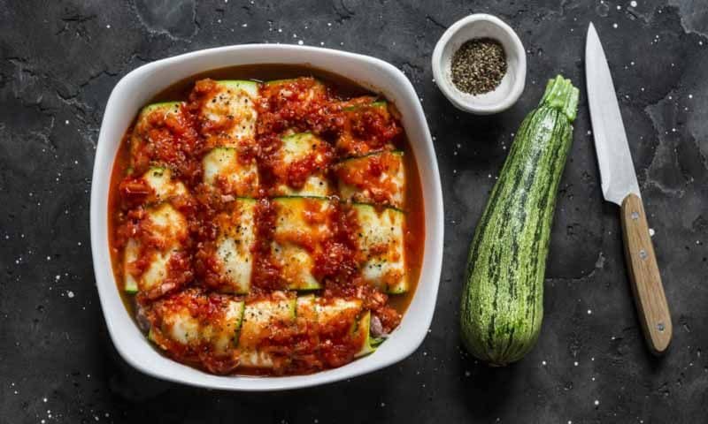 Canelones de calabacín con salsa de tomate