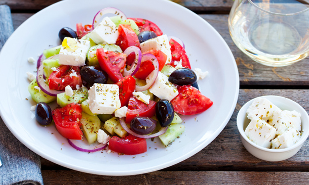 Ensalada de tomate, queso feta y aceitunas negras Ensalada de tomate, queso feta y aceitunas negras