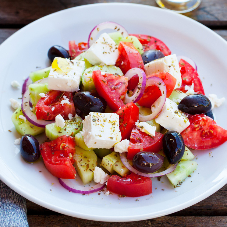 Ensalada de tomate, queso feta y aceitunas negras