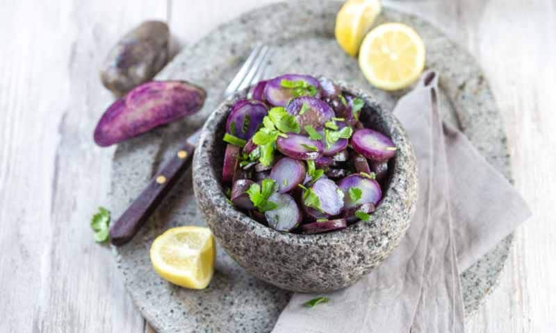 Ensalada de patata violeta con cebolleta, limón y cilantro