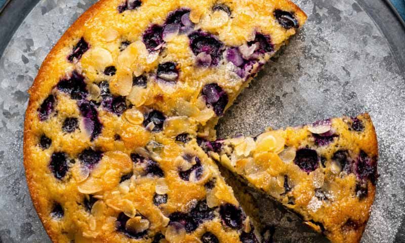 Bizcocho de patata con almendras y arándanos