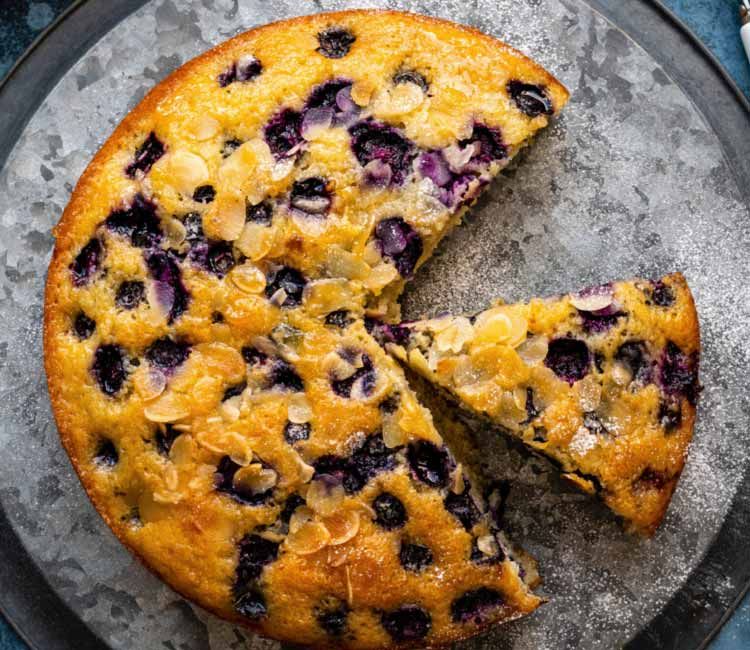 Bizcocho de patata con almendras y arándanos Bizcocho de patata con almendras y arándanos