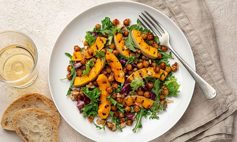 Ensalada de calabaza a la parrilla con garbanzos salteados
