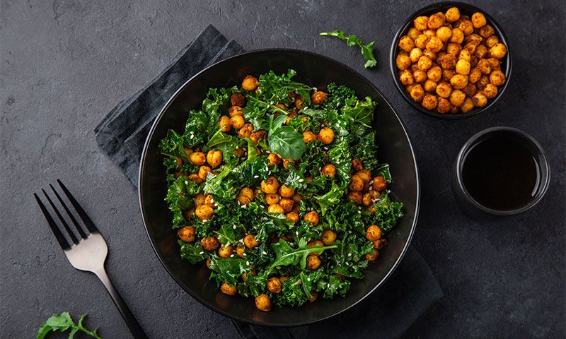 Ensalada verde con garbanzos fritos