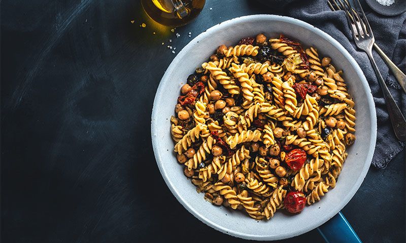 Pasta con garbanzos y vegetales