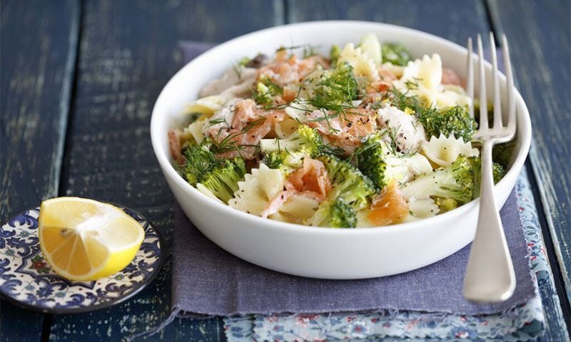 Ensalada de pasta con brócoli y ahumados