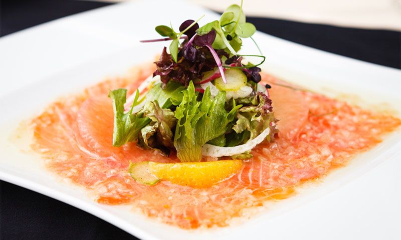 Ensalada con cítricos y 'carpaccio' de trucha ahumada