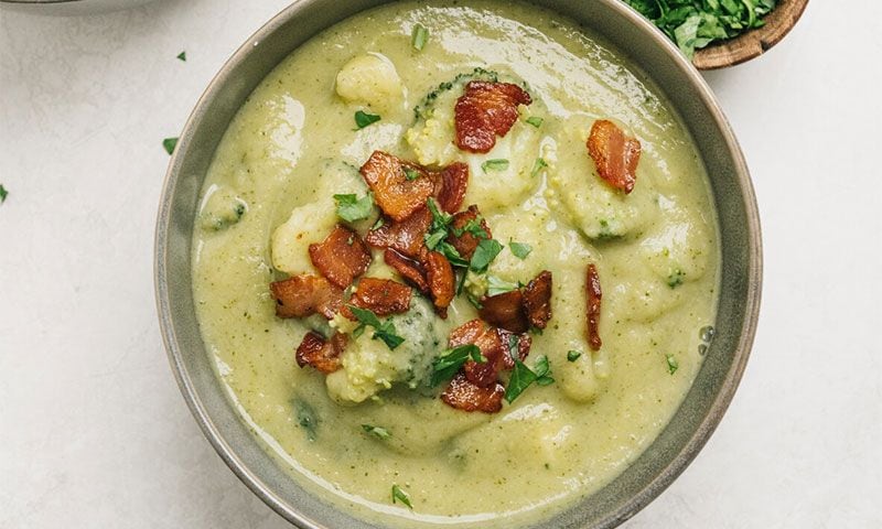 Crema de brócoli y patata con beicon