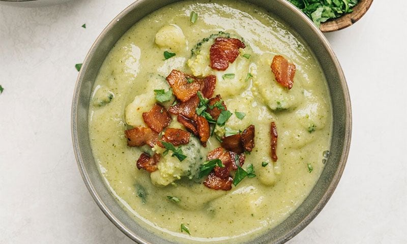 Crema de brócoli y patata con beicon ¡para darle a la cuchara!