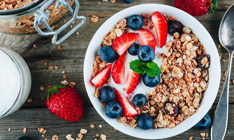 Granola con fresas y arándanos