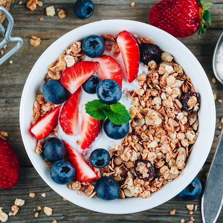 Granola con fresas y arándanos Granola con fresas y arándanos