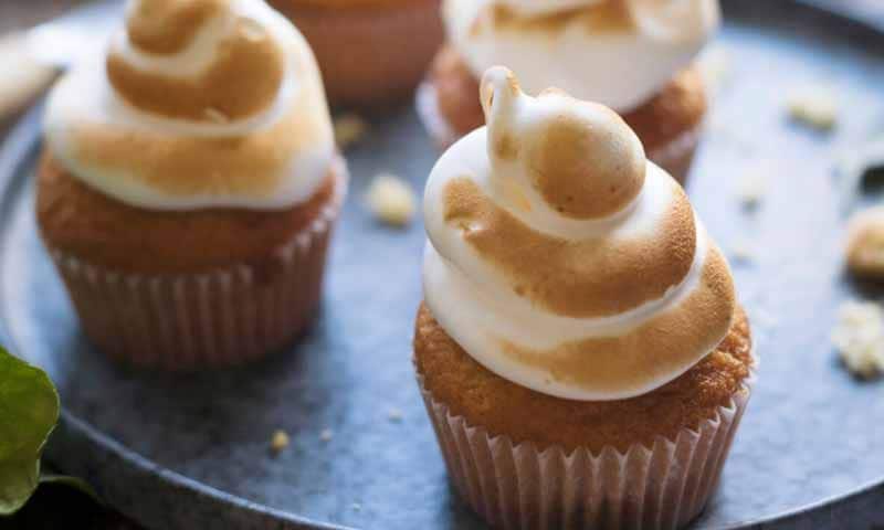 'Muffins' de limón con merengue (sin huevo)