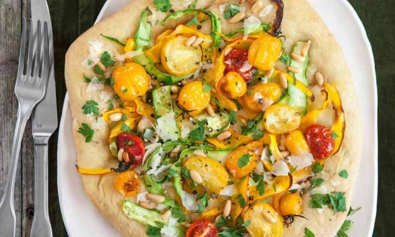 'Focaccia' con tomates cherry, piñones, calabaza y calabacín