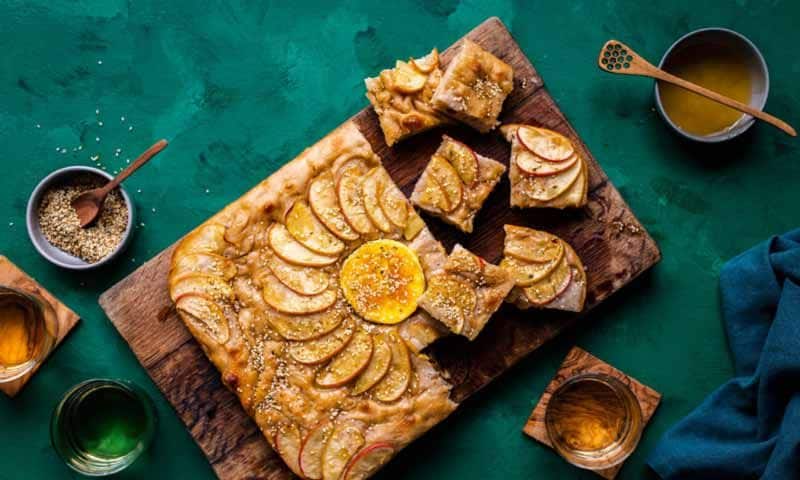 'Focaccia' con manzana, queso camembert y miel