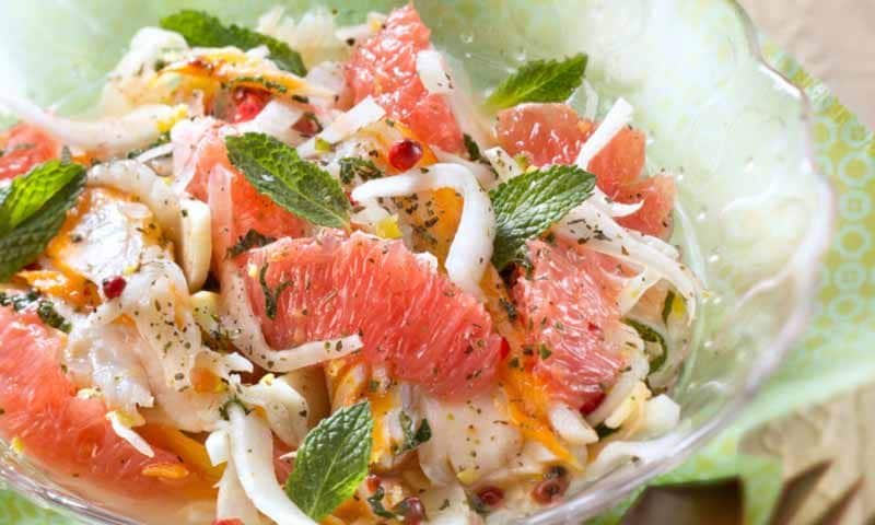 Ensalada de bacalao con pomelo, té verde y aceite de menta