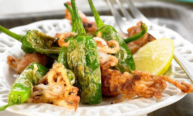 Chipirones con pimientos del Padrón