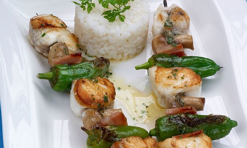 Brochetas de rape con beicon, champiñón y pimientos de Gernika