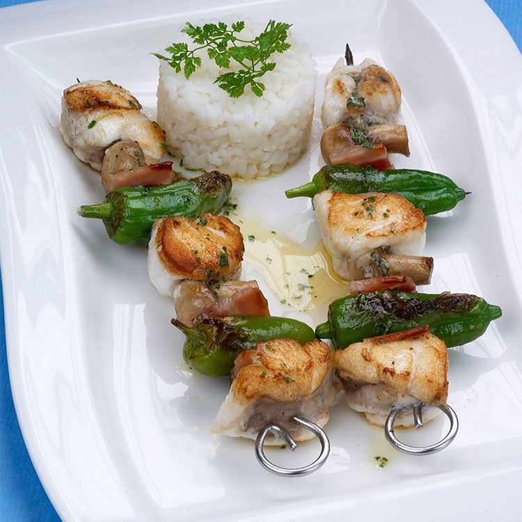 Brochetas de rape con beicon, champiñón y pimientos de Gernika Brochetas de rape con beicon, champiñón y pimientos de Gernika