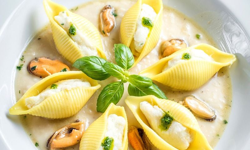 Conchas rellenas de 'mousse' de caballa y crema de mejillones