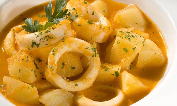 Guiso de patatas con calamares