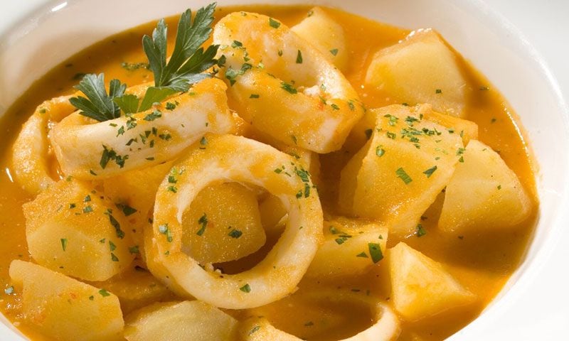 Guiso de patatas con calamares