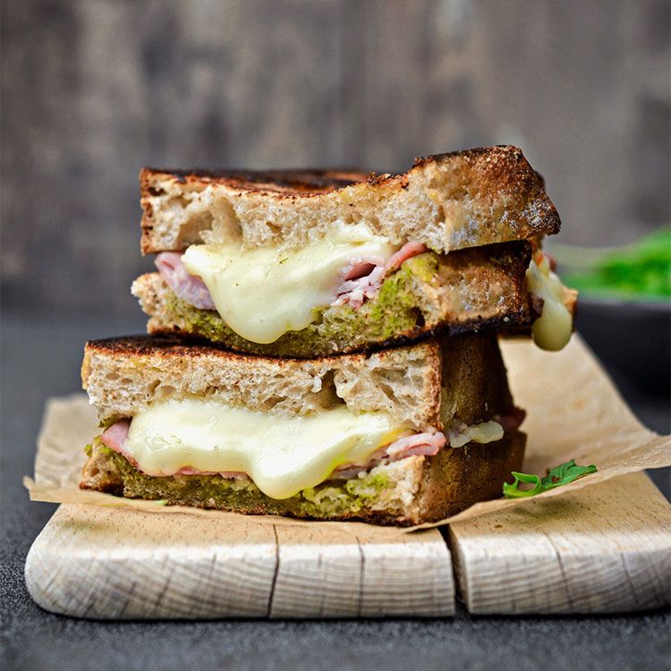 Sándwich mixto con salsa pesto Sándwich mixto con salsa pesto