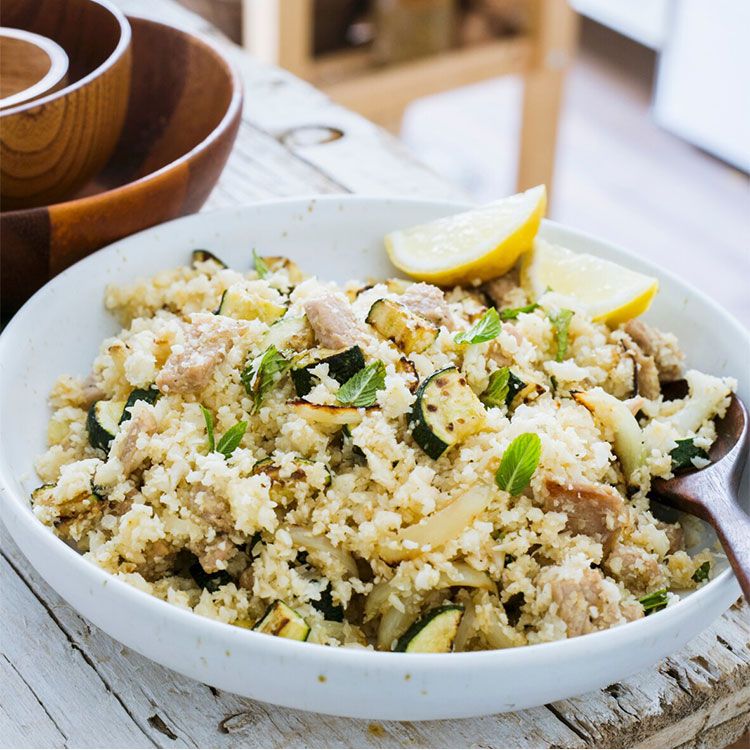 'Arroz' de coliflor con pollo y calabacín 'Arroz' de coliflor con pollo y calabacín