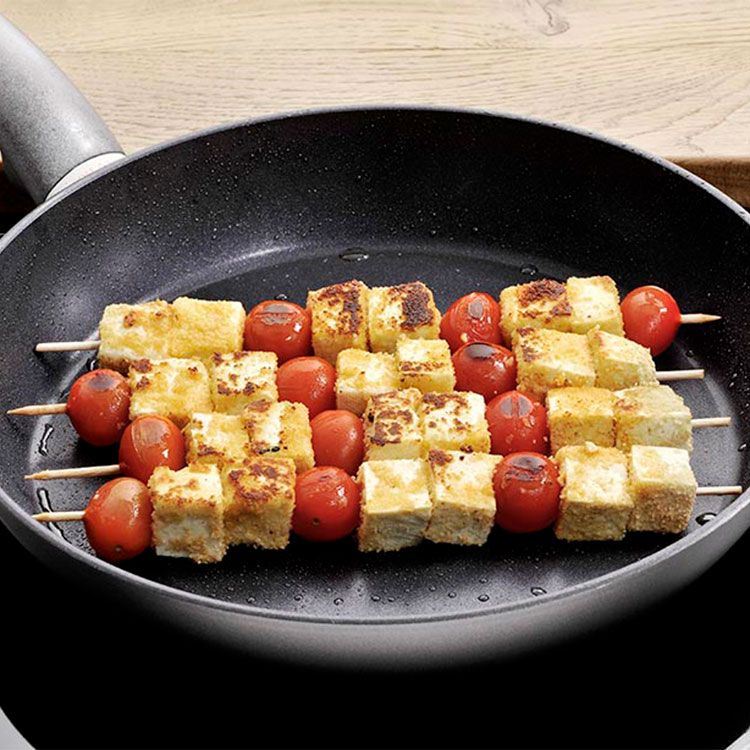 Pinchos de tofu empanado con tomates cherry Pinchos de tofu empanado con tomates cherry