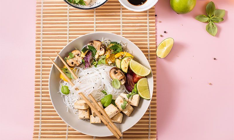 Fideos de arroz con tofu y calabacín