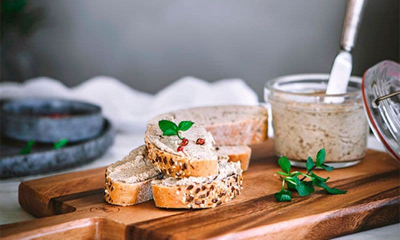 Paté de tofu ahumado con champiñones y avellanas