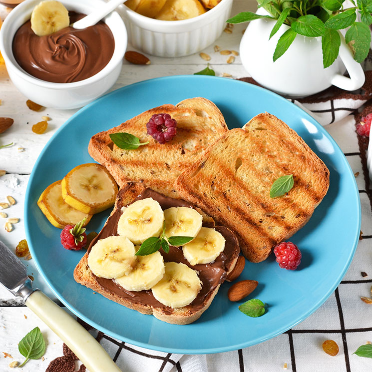 Tostadas con crema de cacao y plátano