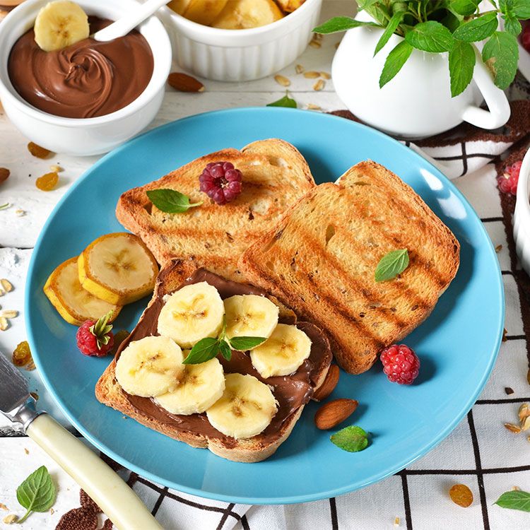 Tostadas con crema de cacao y plátano Tostadas con crema de cacao y plátano