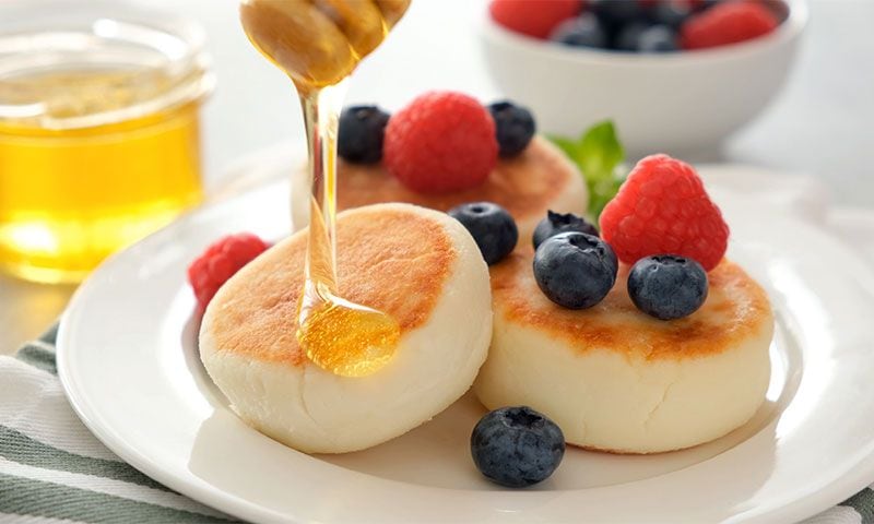 Tortitas de 'cottage cheese' con miel y frutos rojos