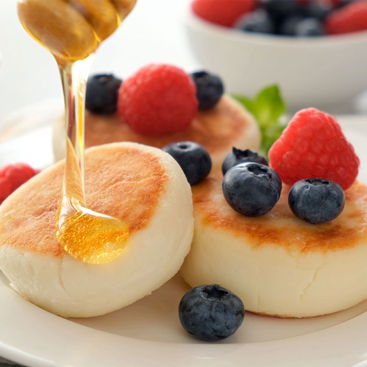 Tortitas de 'cottage cheese' con miel y frutos rojos Tortitas de 'cottage cheese' con miel y frutos rojos