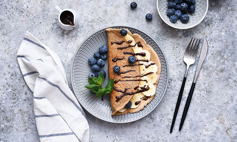 Crepes de trigo sarraceno con plátano, arándanos y chocolate