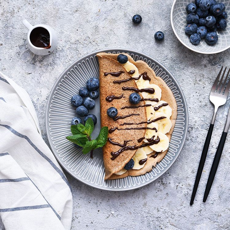 Crepes de trigo sarraceno con plátano, arándanos y chocolate Crepes de trigo sarraceno con plátano, arándanos y chocolate